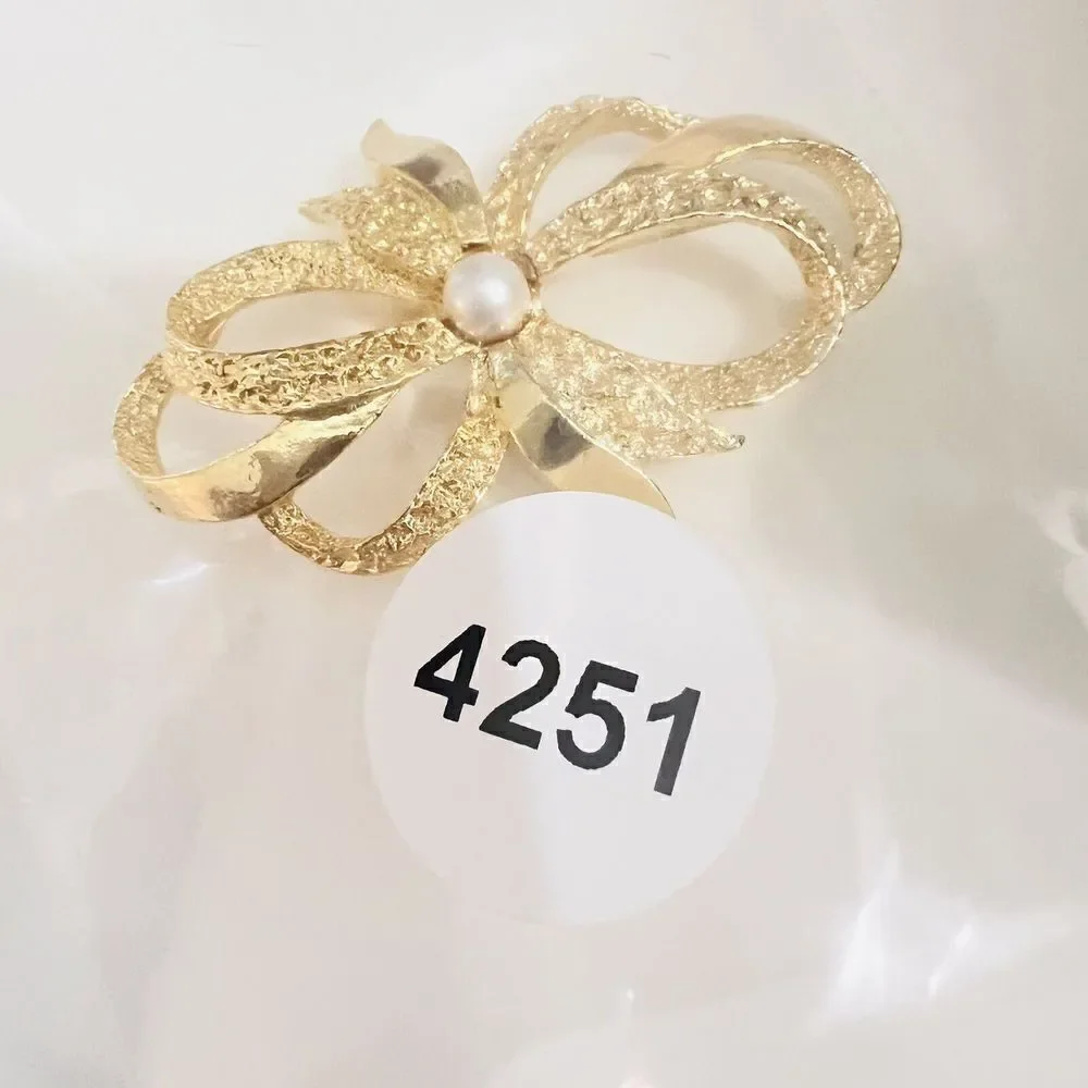 Vintage Gerry's Brooch Gold Tone Bow Ribbon Textures Faux Pearl Signed 4251